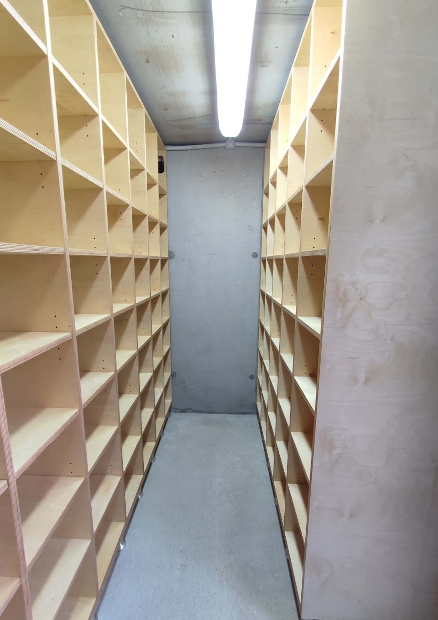 Cave à vins enterrée sur mesure en bois, réalisée avec matériaux adaptés en Bretagne.