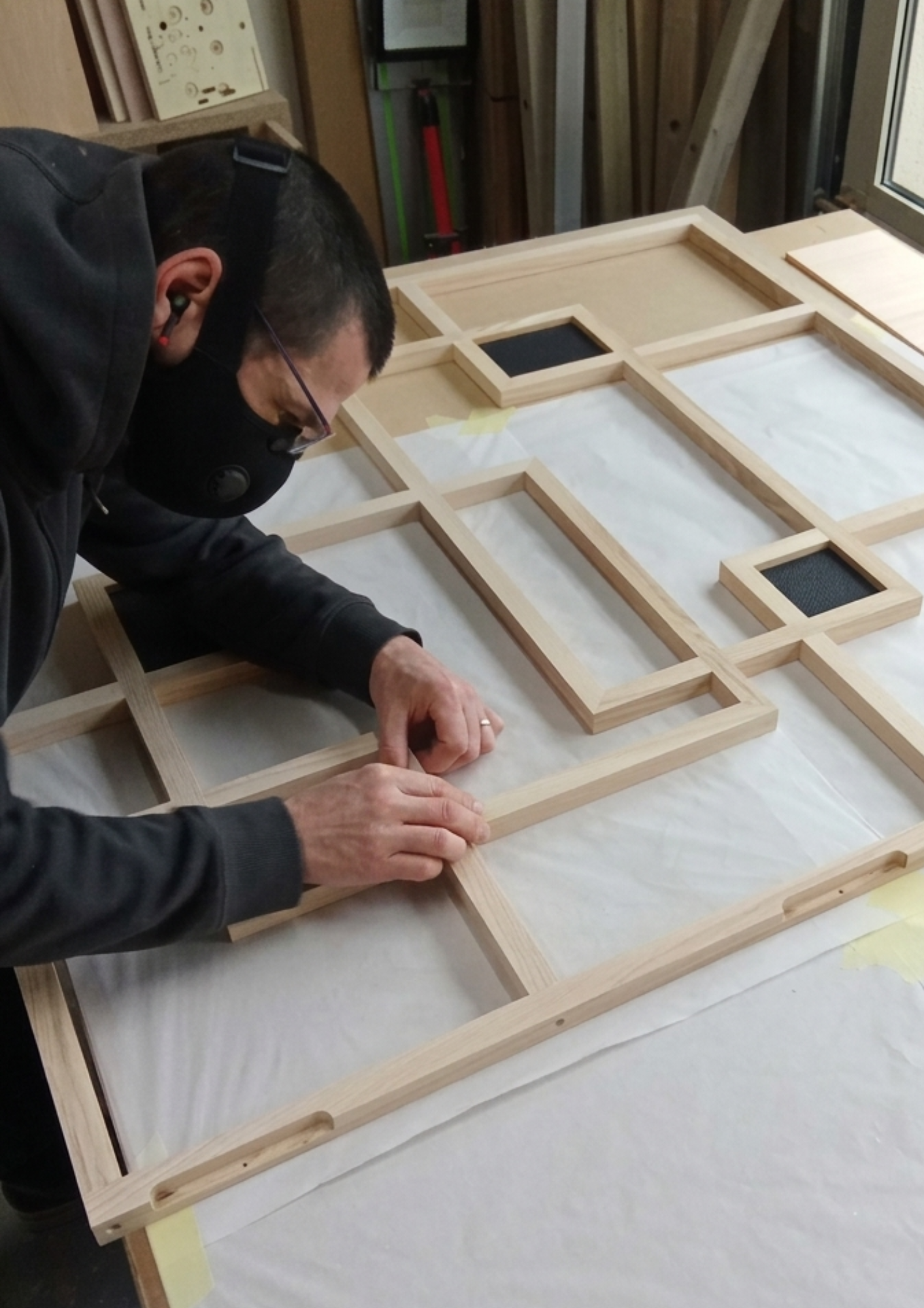 Fabrication d’un claustra sur mesure en bois massif dans un atelier de menuiserie en Bretagne.