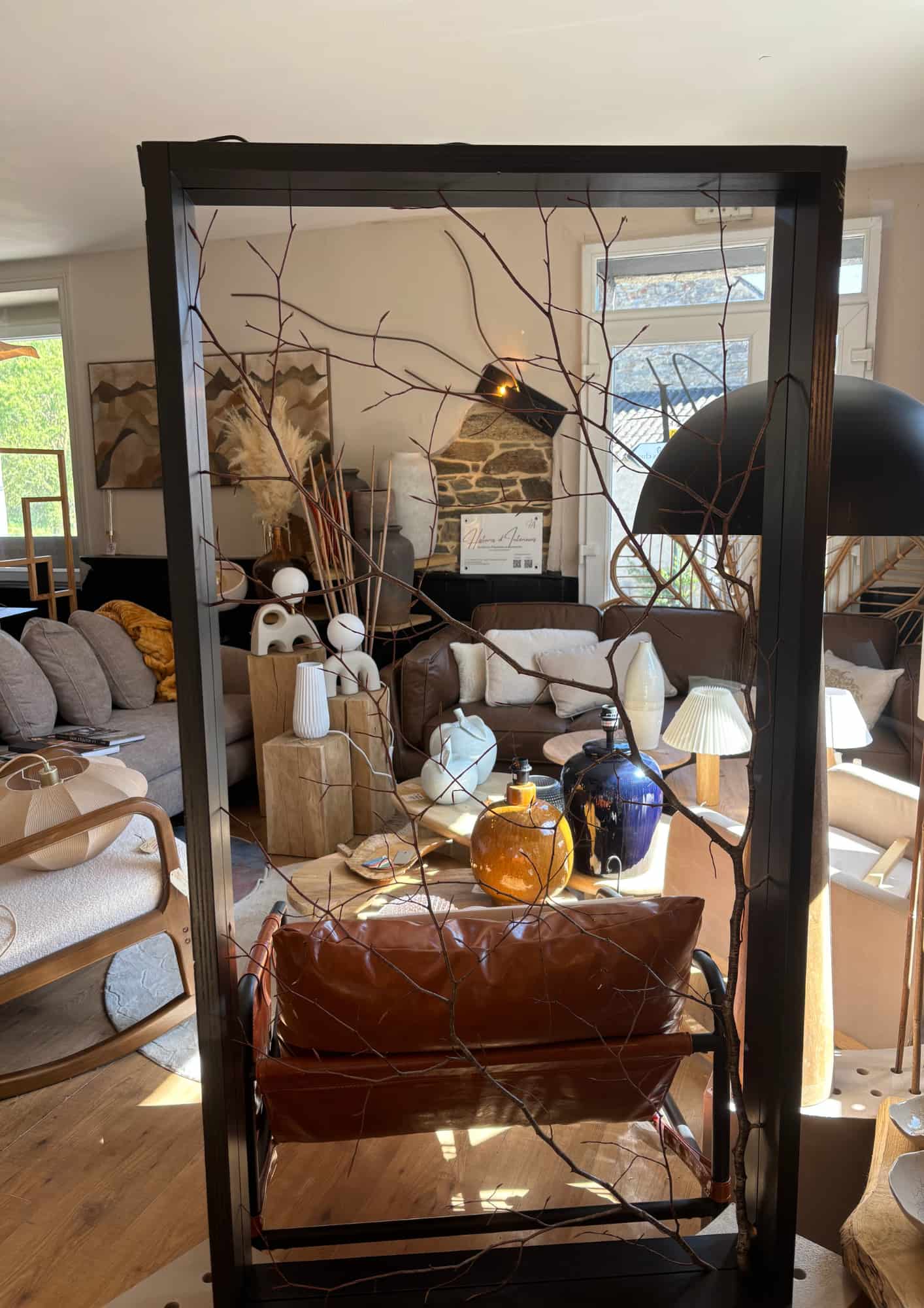 Claustra séparatif avec branche illuminée intégrée, création artisanale en Bretagne.
