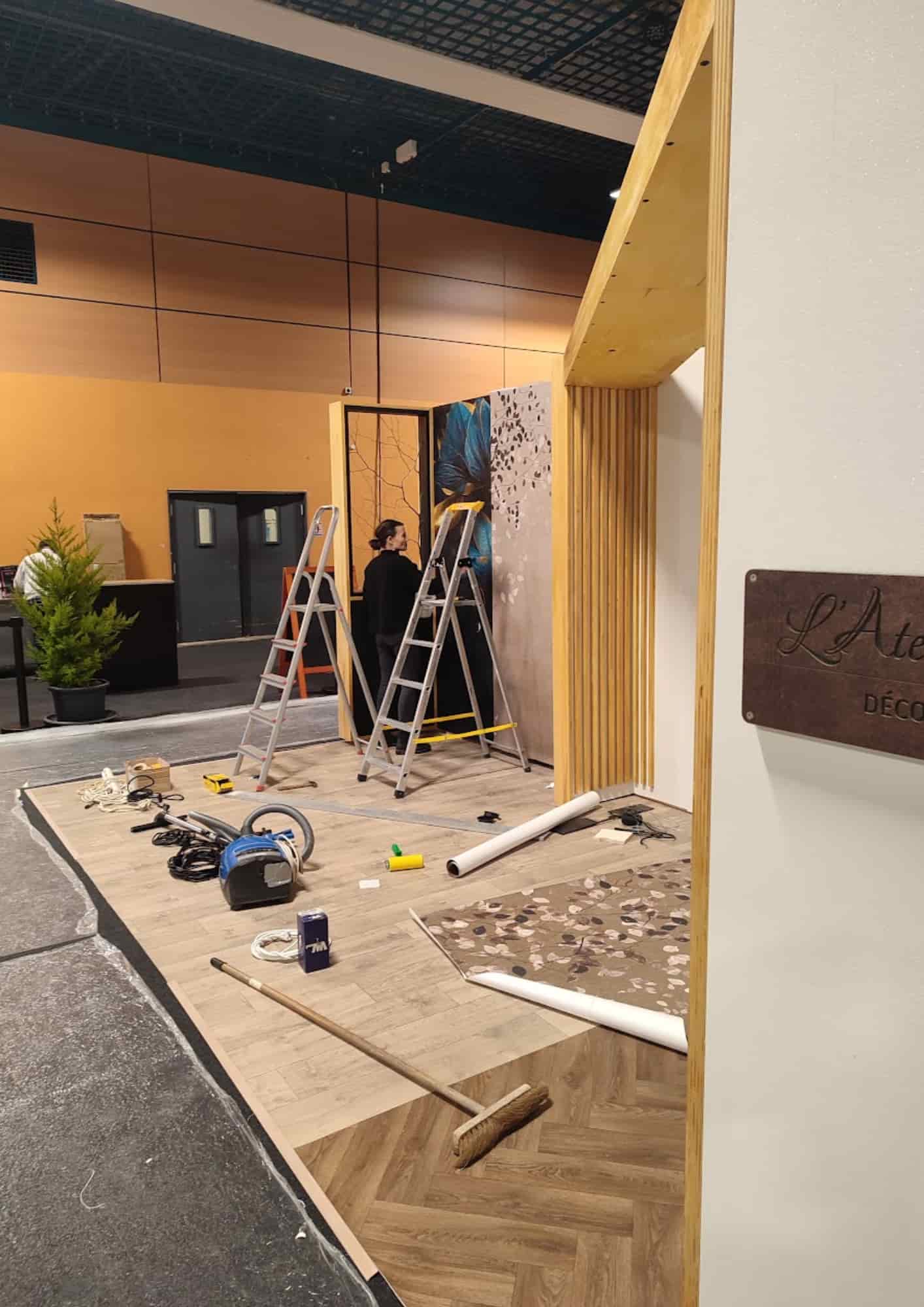 Création et montage d’un stand pour un Salon de l’Habitat, réalisation artisanale en Bretagne.