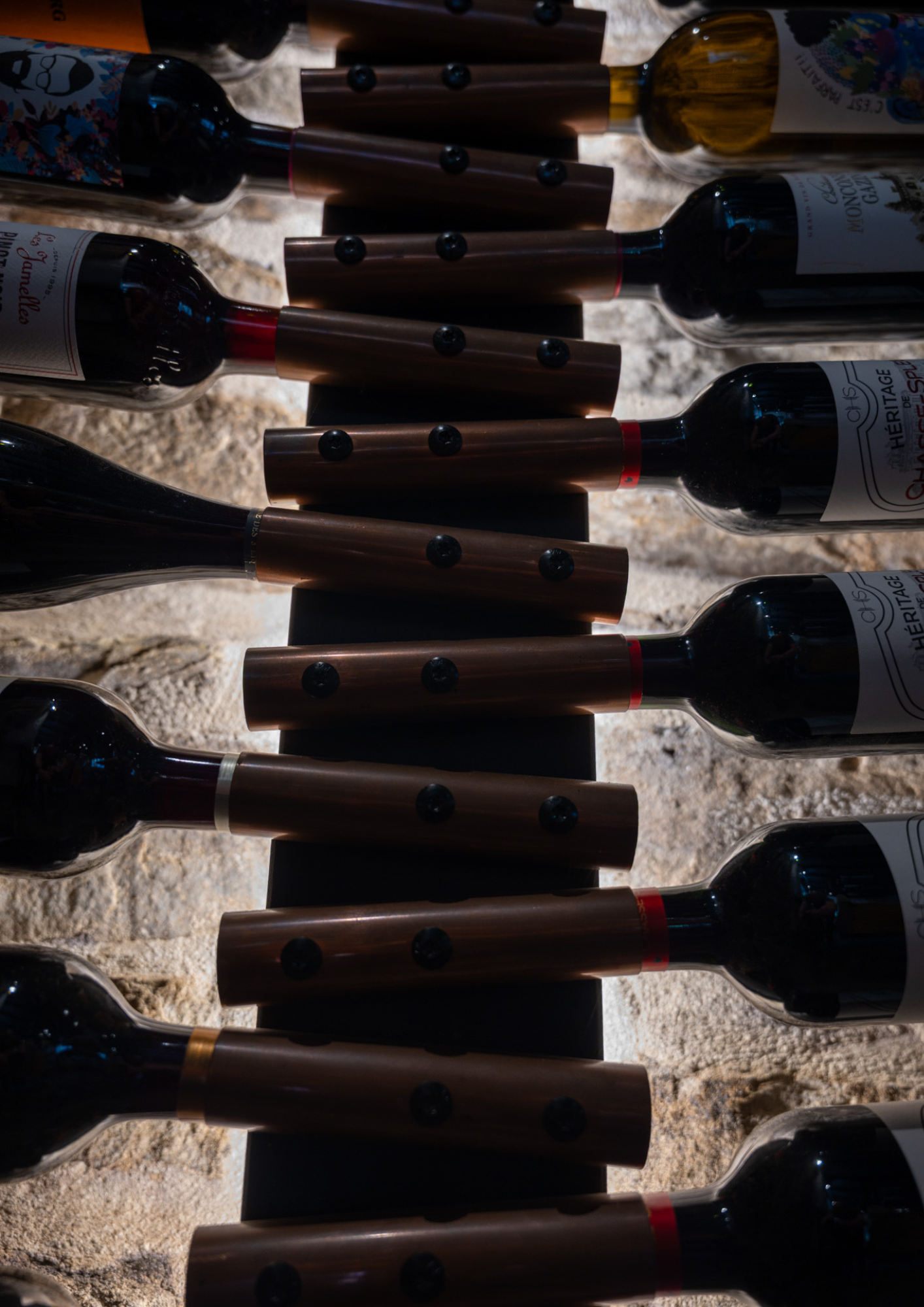 Support à vin en bois massif pour 24 bouteilles bordelaises, création artisanale en Bretagne.