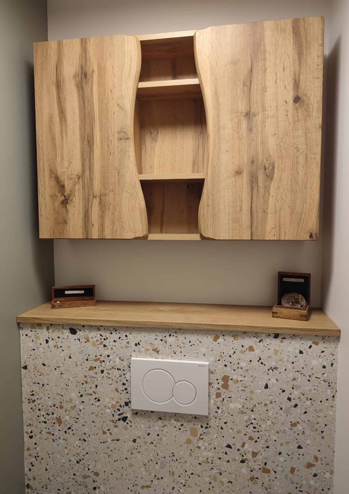 Tablette en bois massif et meuble haut sur mesure ajustés au bâti WC, réalisation artisanale en Bretagne.
